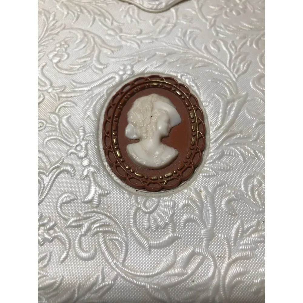 5 x 7 Antique Cameo case with mirror Collectible